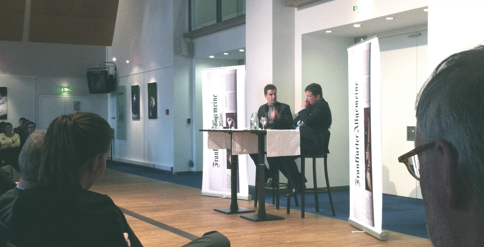 Rainer Hank und Frank Schirrmacher beim "Bürgergespräch" in der Oper. 